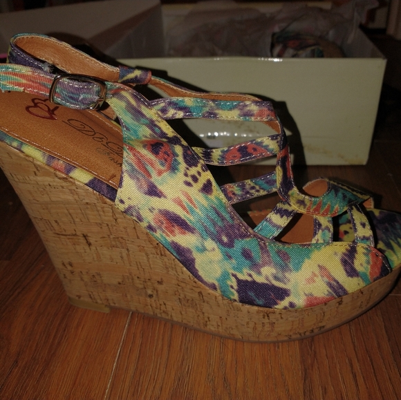 NEW Size 8.5 Db Dk Fashion Green Wedged Heels - Picture 6 of 8